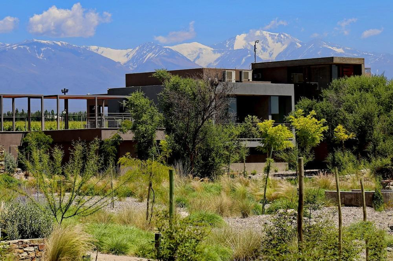 Exterior & Views
