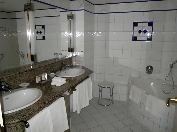 Bathroom 5, Vichy Spa Hotel Les Celestins, Allier