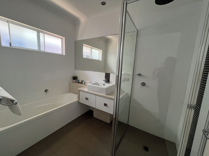 Bathroom 3, Clearwater Motel Apartments, Esperance