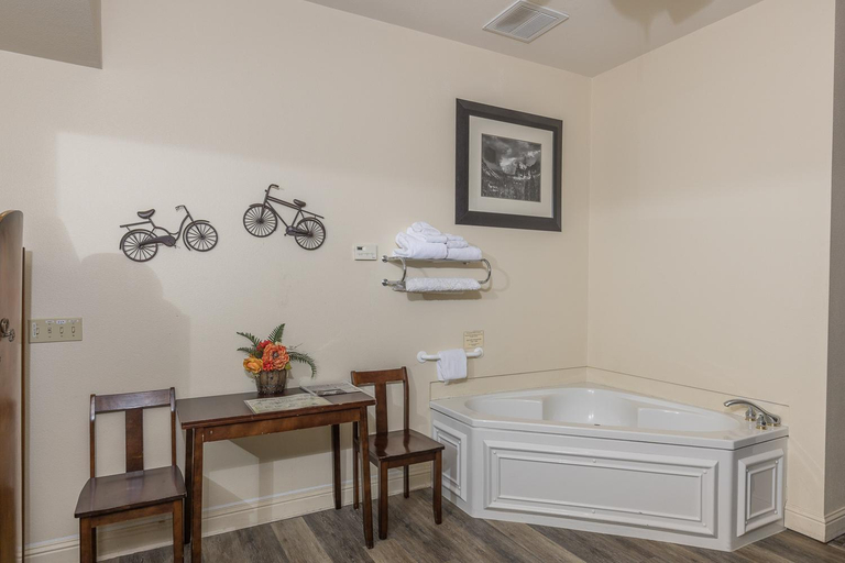Bathroom 3, 5th Street Inn, Mariposa