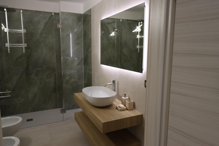 Bathroom 4, Sisina's Suite, Lecce