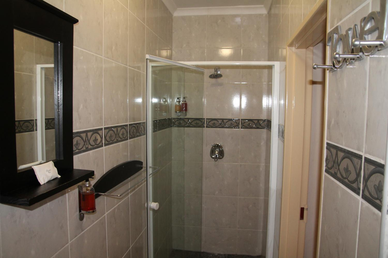 Bathroom 5, Sekelbos Guesthouse, City of Tshwane