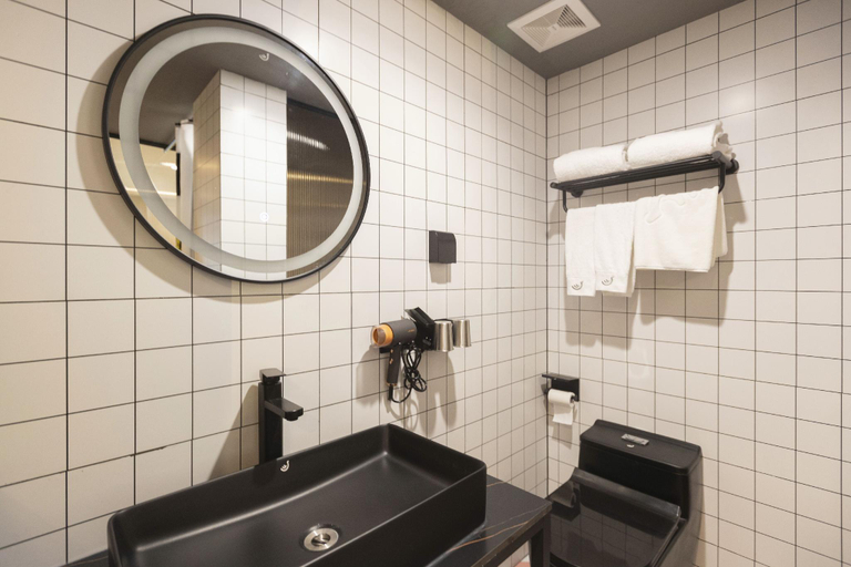 Bathroom 3, Banana Design Hotel Shenzhen Minzhi Branch 香蕉宿设计酒店(民治店), Shenzhen