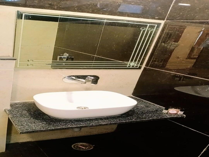 Bathroom, Hotel Sakshi Inn Rooms and Restaurant, Gwalior