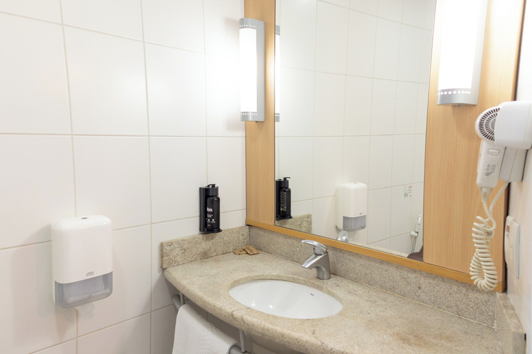 Bathroom 5, ibis Contagem Ceasa, Contagem