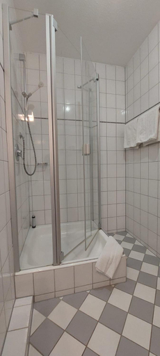 Bathroom 2, Hotel-Restaurant Kreuzhuber, Passau