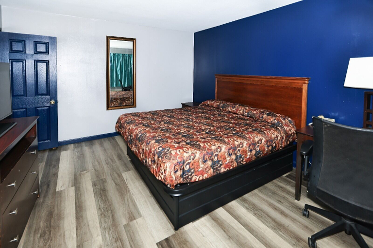 Bedroom 3, Budget Inn and Suites, Camden