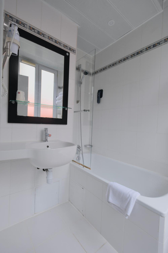 Bathroom 4, Hotel Lilas Gambetta, Paris