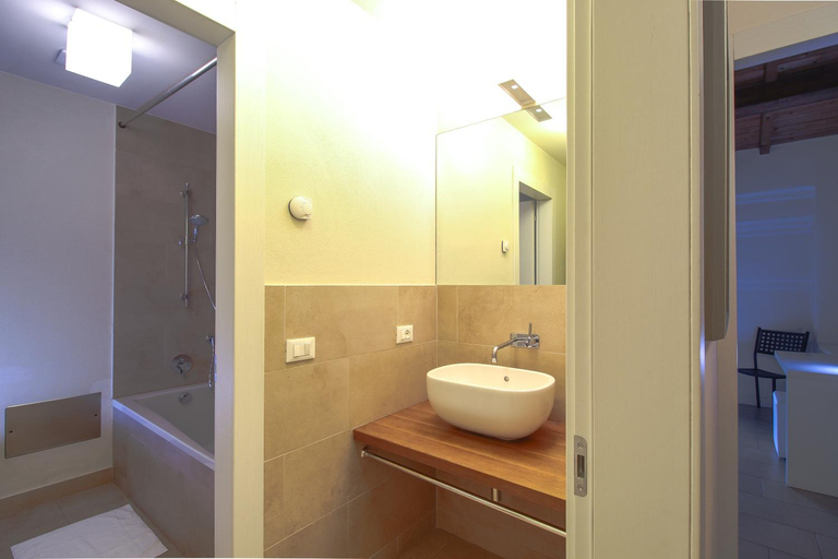 Bathroom 3, Principessa Pio, Ferrara