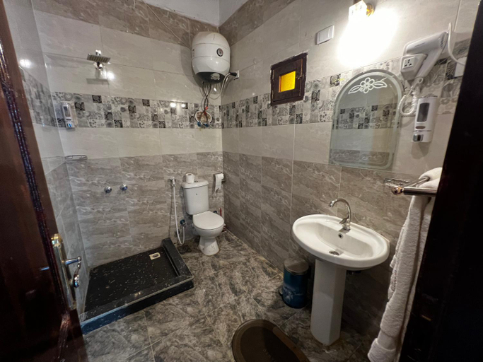 Bathroom, Essi ka - A Smile by the Nile, Aswan