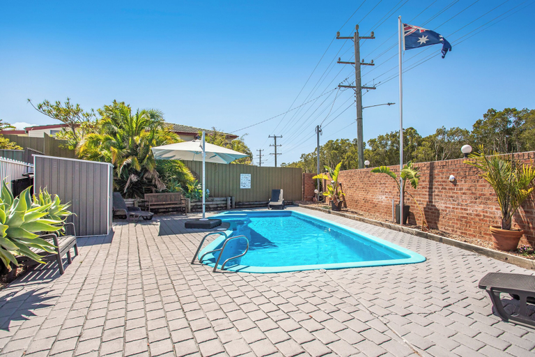 Sport & Beauty 2, Lake Macquarie Motor Inn, Lake Macquarie - East