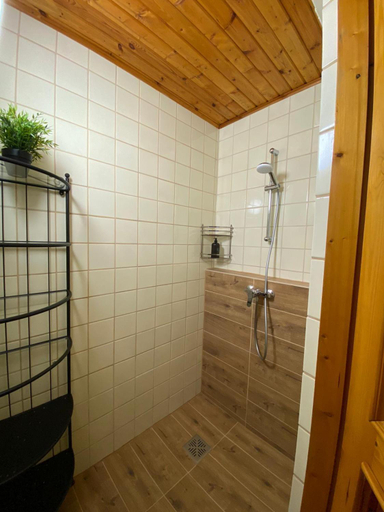 Bathroom 5, Reiumaa Motell, Tahkuranna