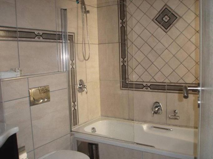 Bathroom 3, Goodey's Guesthouse, City of Tshwane