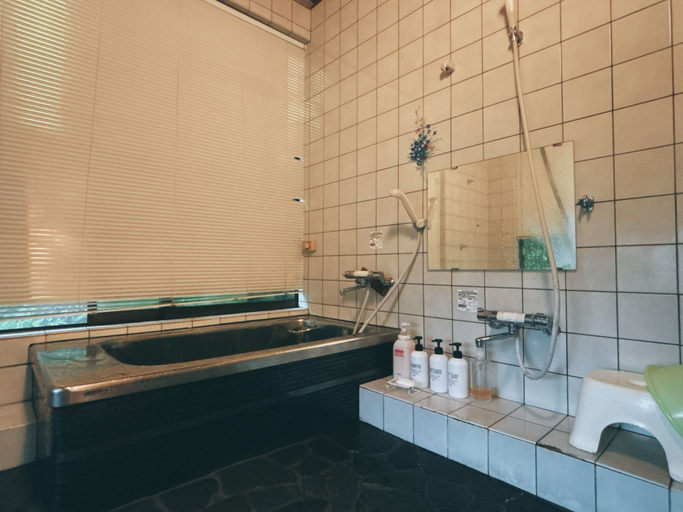 Bathroom, Guesthouse & Beach Cafe Fuego, Hostel, Hyūga