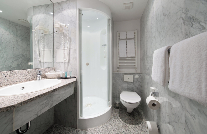 Bathroom 5, Leonardo Hotel Hannover Airport, Region Hannover