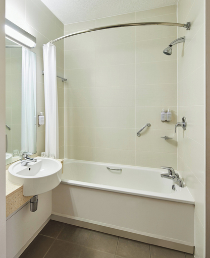 Bathroom 4, Leonardo Hotel Bradford, Bradford