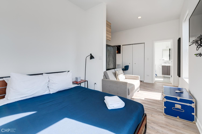 5, 747 Lofts by RedAwning - River West, Third Floor Chicago, Cook