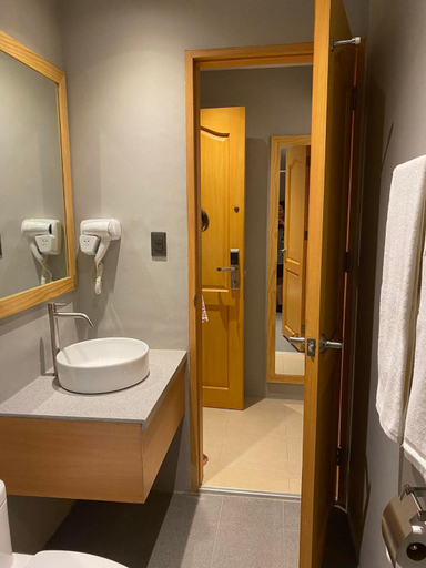 Bathroom 5, Mayfair Resort, Panglao