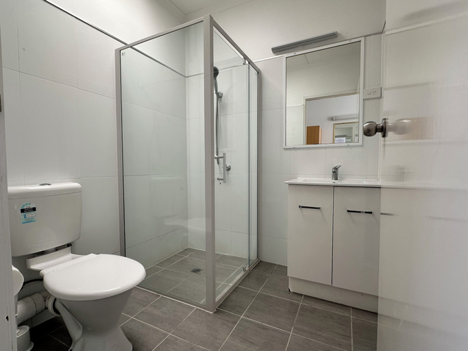 Bathroom 4, Airway Motel, Ascot