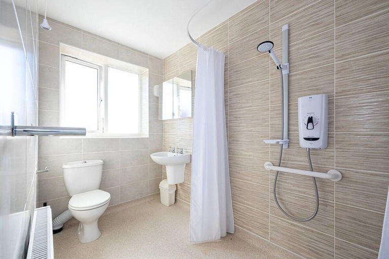 Bathroom 2, Cosy Retreats Central+ Netflix+Free Parking, Manchester