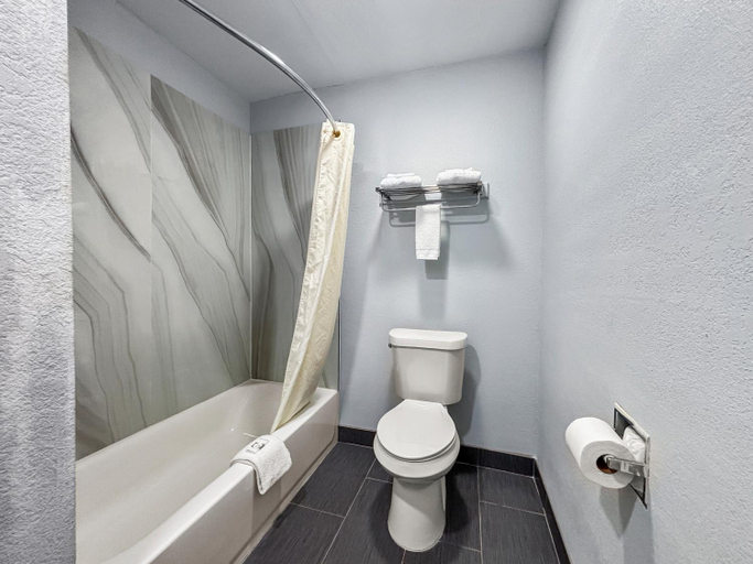 Bathroom 3, Budget Inn Madill, Marshall