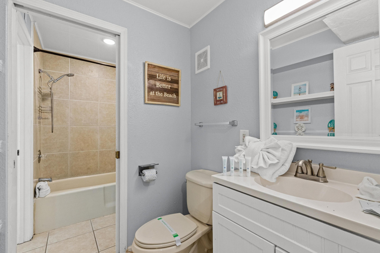 Bathroom 3, The Summit 1409, Bay