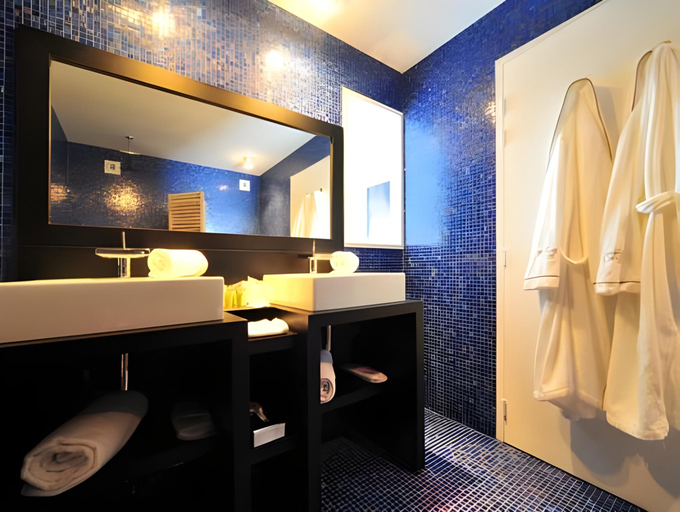 Bathroom 4, Les Jardins du Lac, Charente-Maritime