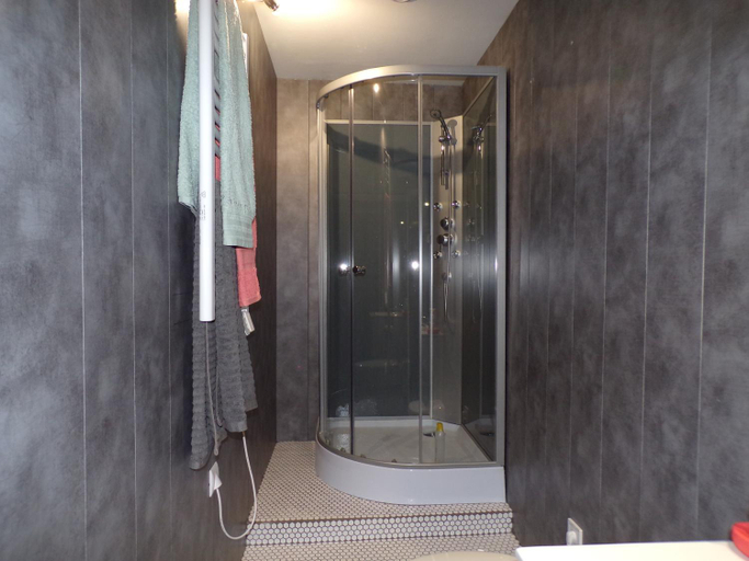 Bathroom 2, A la Belle Etoile, Cher