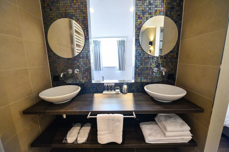 Bathroom 4, Brasserie-Hotel Antje van de Statie, Weert