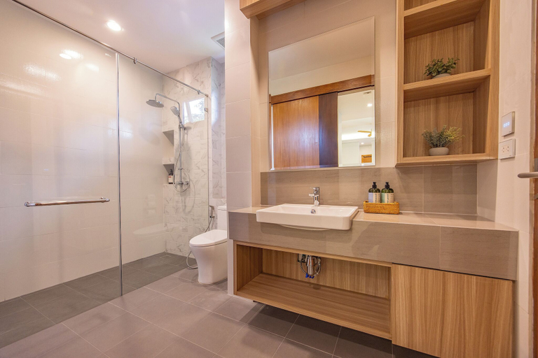 Bathroom 5, ThaiLife Wellness and Meditation Resort, Takua Pa
