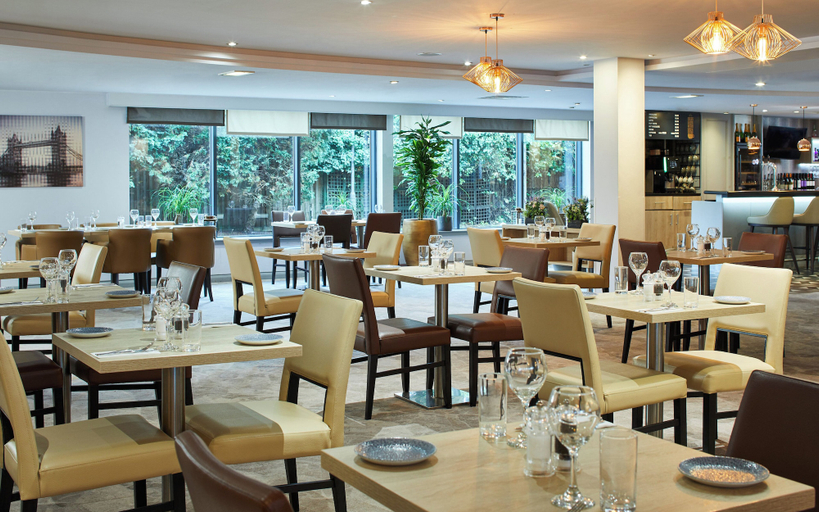 Food & Drinks 5, Leonardo London Heathrow Airport, London