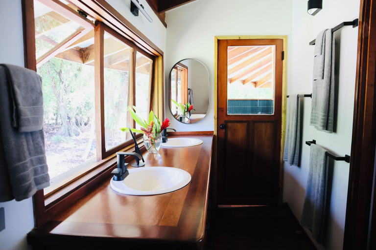 Bathroom 4, Bocas Beachfront Lodge, Bocas del Toro