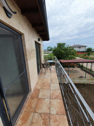 Others 4, Casa Tache, Limanu