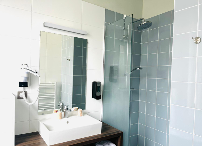 Bathroom 2, Hotellerie L'Enclos Rey, Paris