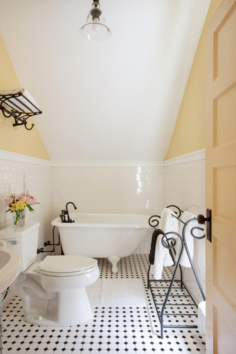 Bathroom 5, Chamberlin Inn Cody, Park