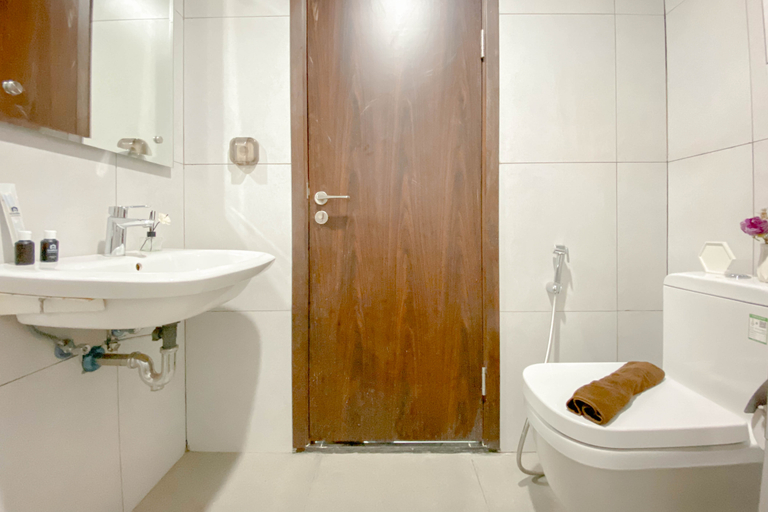 Bathroom 5, Good Deal and Basic Studio at LRT City Bekasi Apartment By Travelio, Bekasi