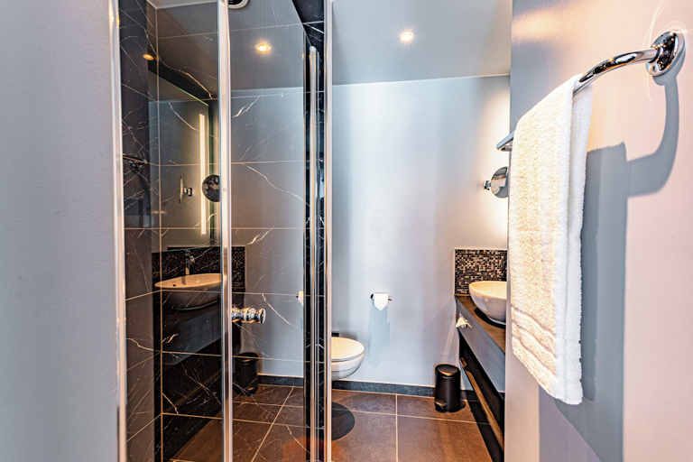 Bathroom 5, NYX Hotel Hamburg by Leonardo Hotels, Hamburg