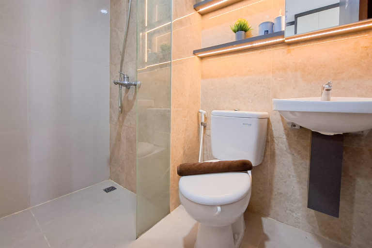 Bathroom 5, Modern Monochromatic Studio at Transpark Bintaro Apartment By Travelio, Tangerang Selatan