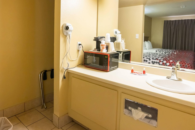 Bathroom 4, Econo Lodge McAlester, Pittsburg