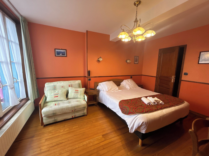 Bedroom 2, Hotel De Calais, Seine-Maritime