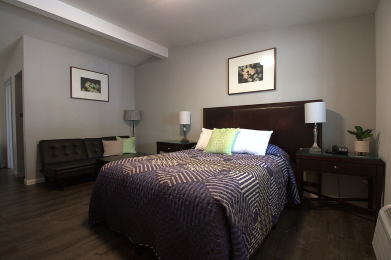 Bedroom 1, Golden Kent Motel, King