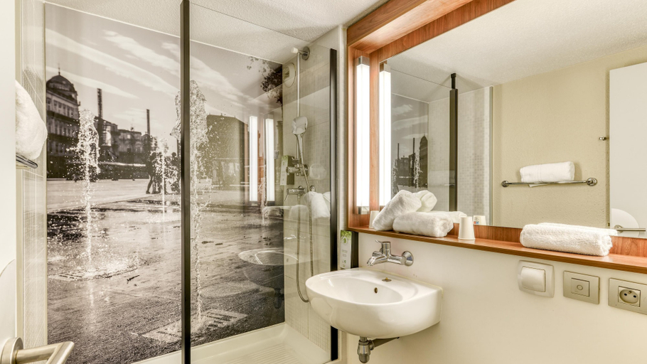 Bathroom 4, Campanile Montpellier le Millenaire, Hérault