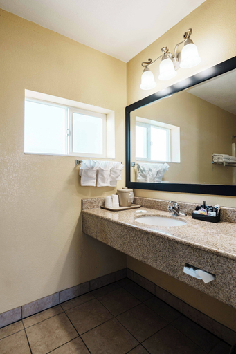 Bathroom 5, Quality Inn Ukiah, Mendocino