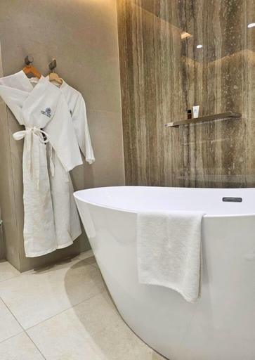 Bathroom 5, Coral Strand Smart Choice Hotel