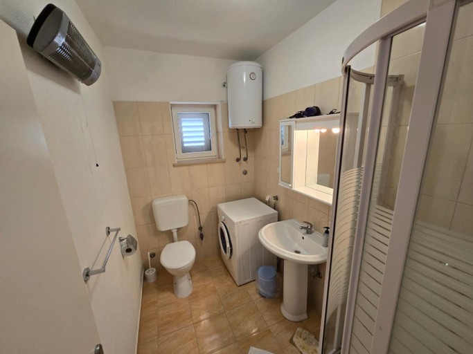 Bathroom 3, apartmani Tanja, Postira