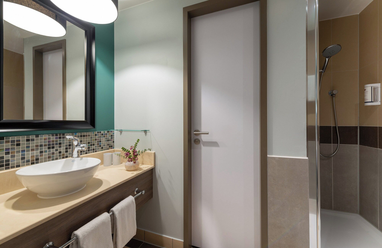 Bathroom 5, Leonardo Royal Hotel Berlin Alexanderplatz, Berlin