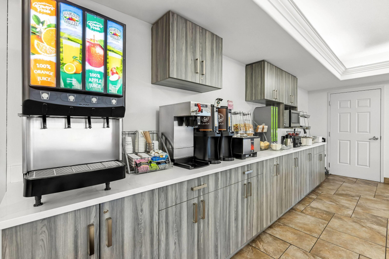 Food & Drinks 5, Super 8 by Wyndham Saskatoon Near Saskatoon Airport, Division No. 11