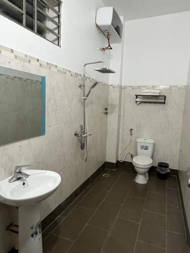 Bathroom 2, Nha nghi Quan An, Điên Biên Phủ