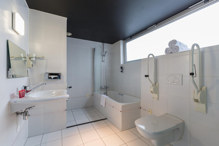 Bathroom 5, Leonardo Hotel Almere City Center, Almere