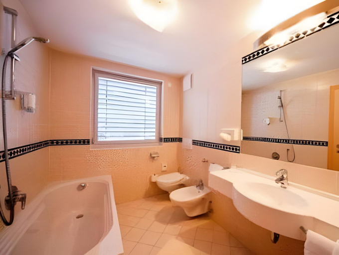 Bathroom, Hotel Activo y de Bienestar Lodenwirt, Bolzano